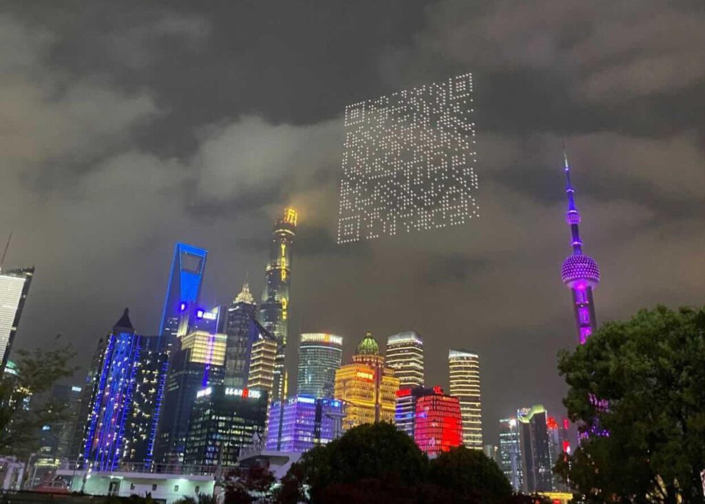 Pokaz możliwości wyświetlacza składającego się z dronów - kod QR wyświetlany nad Szanghajem